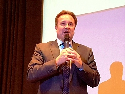 Eppelborns Bürgermeister Dr. Andreas Feld ruft zur Mitarbeit beim neuen Projekt Bürgerbus Gemeinde Eppelborn auf. Foto: Dr. Holger Jansen/Agentur Landmobil