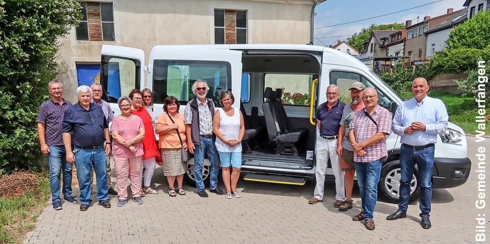 Der neue Bürgerbus der Gemeinde Wallerfangen und das Team freuen sich: Das neue Fahrzeug steht seit Ende Juni zur Verfügung. Bürgermeister Horst Trenz (rechts) hat das Projekt Bürgerbus Gemeinde Wallerfangen von Beginn an aktiv begleitet und unterstützt. Bild: Gemeinde Wallerfangen Der neue Bürgerbus der Gemeinde Wallerfangen und das Team freuen sich: Das neue Fahrzeug steht seit Ende Juni zur Verfügung. Bürgermeister Horst Trenz (rechts) hat das Projekt Bürgerbus Gemeinde Wallerfangen von Beginn an aktiv begleitet und unterstützt. Bild: Gemeinde Wallerfangen