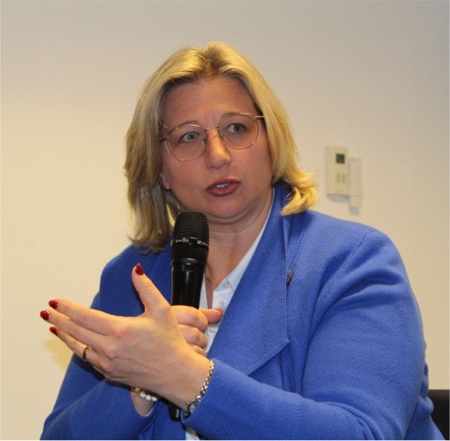 Anke Rehlinger, stellvertretende Ministerpräsidentin und Ministerin für Wirtschaft, Arbeit, Energie und Verkehr des Saarlandes, saß auf dem Podium bei der Diskussion des ADAC in Berlin. Foto: Dr. Holger Jansen/Agentur Landmobil